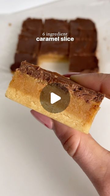 Hannah Clare on Instagram: "6 Ingredient Caramel Slice ✨ How GOOD is caramel slice though!? This recipe is insanely easy and equally delicious. With only 6 ingredients, this caramel slice is the ultimate rich, fudgy treat that you need in your life 🤤 Makes 12 INGREDIENTS For the Base: ▪️1 cup Almond Meal ▪️1 scoop Vanilla Protein Powder ▪️1/4 cup Syrup of choice ▪️1 tbs Coconut Oil For the Caramel: ▪️1 cup Peanut Butter ▪️1/4 cup Coconut Oil ▪️1/4 cup Syrup of choice For the Top: ▪️100g Dark Chocolate ▪️1 tbs Peanut Butter METHOD: 1. Add ingredients for the base to and and stir until combined and a thick dough forms. 2. Press into a lined baking tray and set aside in the fridge. 3. Add caramel ingredients to a bowl and heat either in the microwave or on the stop until just me Chocolate Caramel Slice, Raw Treats, Caramel Ingredients, Caramel Slice, Almond Meal, Raw Bars, Baking Tray, Vanilla Protein Powder, Almond Recipes