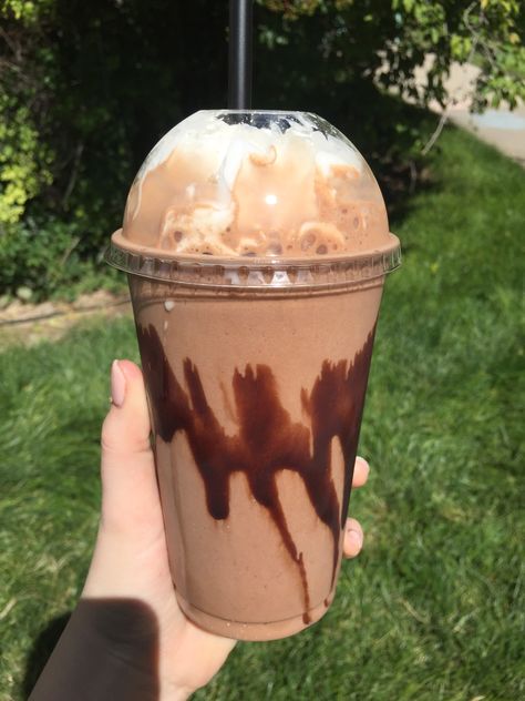 iced coffee Blended Iced Coffee, Ice Chocolate Drink, Mini Cafeteria, Ice Blended, African Recipes Nigerian Food, Chill Drinks, Lobster Recipes, Nigerian Food, Food Drinks Dessert