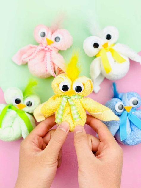 HOW TO MAKE A TOWEL CHICK Washer Crafts, Easter Craft For Kids, Washcloth Animals, Washcloth Crafts, Hello Wonderful, Baby Shower Wreath, Towel Animals, Fun Easter Crafts, Diy Towels