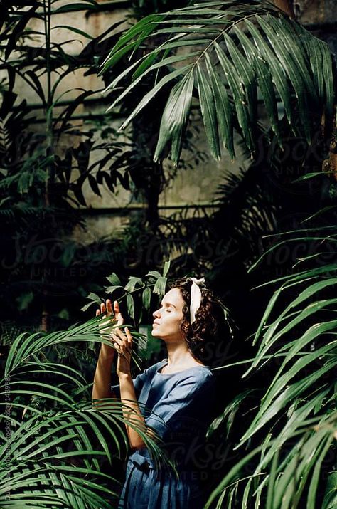 Photoshoot In Greenhouse, Woman In Garden, Botanical Garden Photo Shoot, Garden Photoshoot, Jungle Photography, Instagram Presets, Nature Photoshoot, Garden Photography, Lightroom Mobile Presets