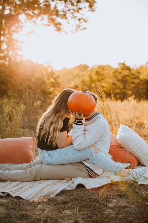 Fall Photoshoot Two People, Fall Photoshoot Ideas Mini Sessions, Fall Minis, Couples Photoshoot Poses Pumpkin Patch, Bestie Fall Photoshoot Ideas, Fall Mini Shoot Outdoor, Fall Couples Photoshoot Pumpkin, Fall Mini Shoot, Fall Couple Photos