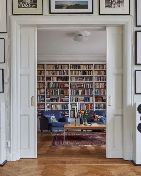 Historiska Hem Gerson, Amazing Spaces, Happy Weekend, Reading Nook, Interior Spaces, Cozy House, Living Area, Stockholm, Bookshelves