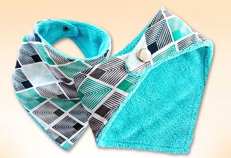 Bandana Bibs Diy, Diy Bandana, Bib Tutorial, Baby Diy Projects, Sewing Projects Free, Baby Sewing Projects, Beginner Sewing Projects Easy, Sewing Projects For Kids, Baby Diy