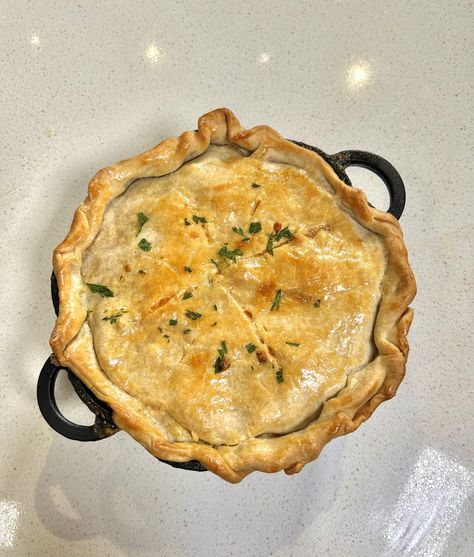 This chicken cheddar broccoli pot pie is exactly what it sounds like. And yes, it's all stuffed under puff pastry, creating a pot pie Chicken Pie Recipe Homemade, Broccoli Pot Pie, Recipe Pie Crust, Jalapeno Chicken Recipes, Puff Pastry Chicken, Chicken Cheddar, Cheddar Broccoli, Chicken Pot Pie Recipe, Spatchcock Chicken