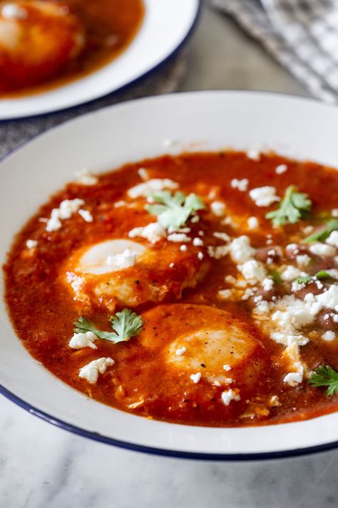 Huevos ahogados means "drowned eggs" in English, it refers to a tasty dish made of poached eggs in a hearty sauce, a sort of mexican shakshuka recipe! Serve for breakfast, brunch, or even dinner with a side of rice, toasted bread, or tortillas. Eggs And Tomato Sauce, Mexican Egg Dishes, Mexican Shakshuka, Poached Eggs Recipe, Mexican Egg, Mexican Eggs, Italian Recipes Appetizers, Shakshuka Recipe, Poached Egg Recipe