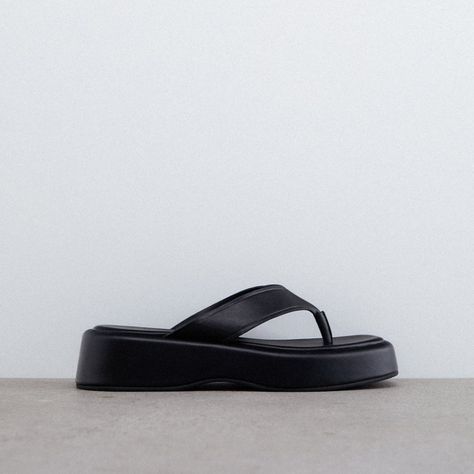 Flat Leather Sandal Black Ref. 1607/910 Casual Black Sandals, Black Chunky Sandals, Chunky Black Sandals, Zara Flats, Vacation Shoes, Chunky Sandals, Flatform Sandals, Cute Heels, Leather Sandals Flat