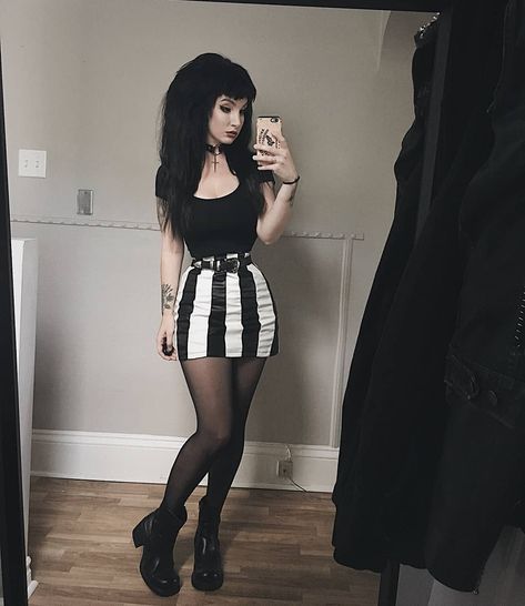 Alternative Fashion ♡ on Instagram: “Outfit inspo via @mirandarightsofficial” Corset Outfit Grunge, Alternative Fashion Indie, Corset Outfit, Alt Outfits, Style Gothic, 90s Fashion Outfits, Instagram Outfits, Indie Outfits, Themed Outfits