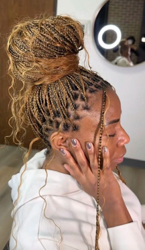 Fulani Braids With Blonde Highlights, Honey Blonde Fulani Braids, Blonde Senegalese Twist, Coils Hairstyles, Blonde Boho Braids, Box Dreads, Knotless Hairstyles, Blonde Knotless Braids, Braiding Hair Colors