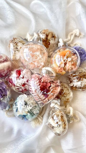 Dried Flower Baubles, Fillable Baubles Ideas, Bauble Designs, Fillable Baubles, Diy Christmas Ornament, Clear Ornaments, Floral Christmas, Preserved Flowers, Pressed Flower Art