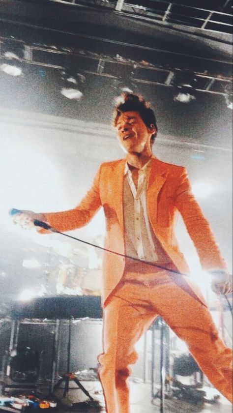 Four One Direction, Orange Icons:), Orange Suit, Harry Styles Aesthetic, Harry Styles Live, Harry Styles Wallpaper, One Direction Harry, Celebrity Style Red Carpet, Family Show