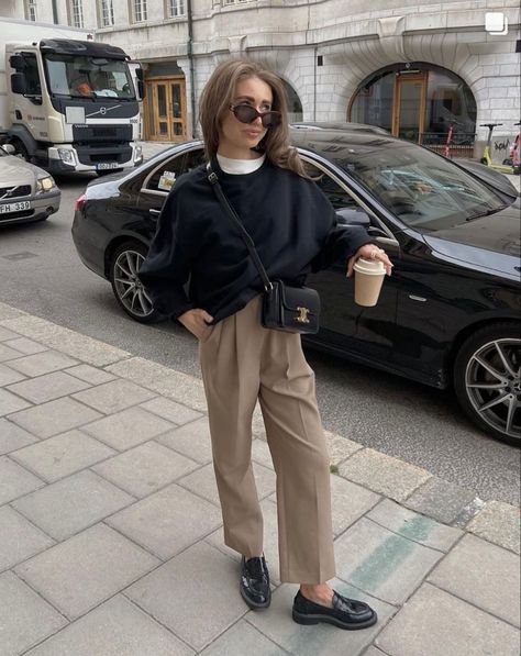 Camel Trousers Outfit, Cream Trousers Outfit, Cream Trousers, Trousers Outfit, Brown Trousers, Trouser Outfit, Business Casual Outfits For Work, Shoes Bag, Autumn Outfit