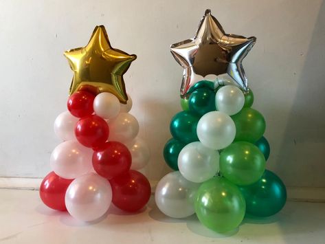 Kids Table Christmas, Christmas Party Backdrop, Mini Christmas Trees, Balloon Wreath, Christmas Balloon Decorations, Holiday Balloons, Deco Ballon, Balloon Crafts, Balloon Display