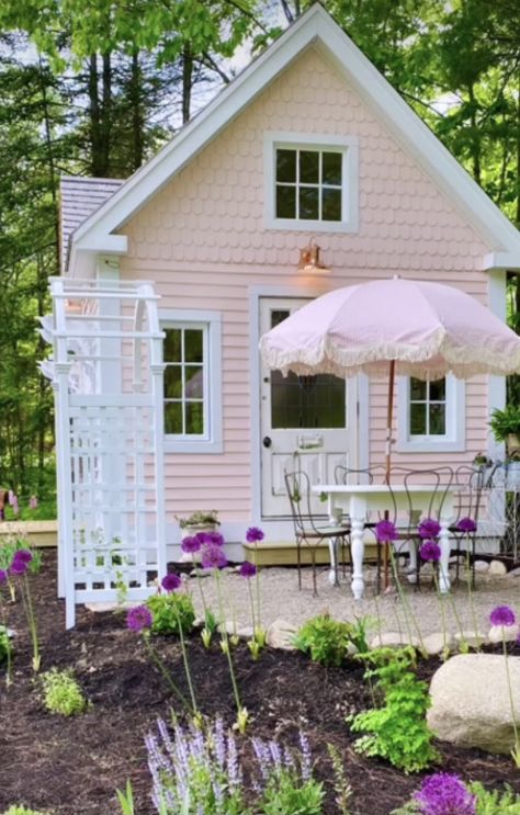 Pink Cottage House, Small Pink House, Pink Tiny House, Pink Shed, Pink House Exterior, Backyard Guest Houses, Muebles Shabby Chic, Amazing Sheds, Shed Tiny House