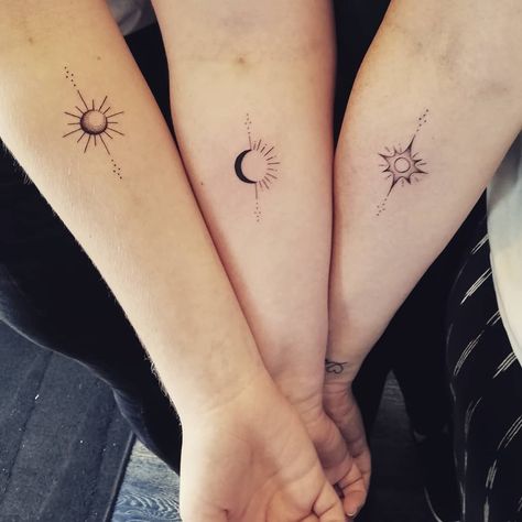 Burgundy Quinceanera, Moon Star Tattoo, Group Tattoos, Tattoo Sonne, Cousin Tattoos, Maching Tattoos, Matching Friend Tattoos, Matching Best Friend Tattoos, Stars Tattoo