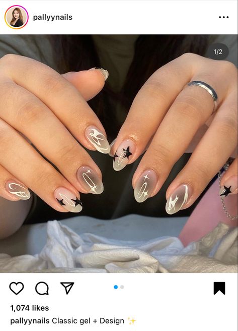 Short Nail Designs Rockstar, Nails With Stars Design Y2k, Amalie Star Nails, Star Girl Nails Aesthetic, Y2k Natural Nails, Rockstars Girlfriend Nails, Y2k Nail Art Short, Stargirl Nails Short, Rock Concert Nails Ideas