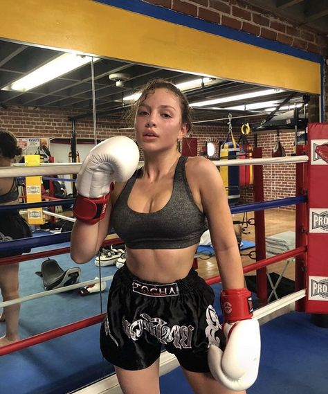 Kickboxing Women, Teen Boxing, Girl Boxers, Boxing Clothes, Mma Girls, Boxers Women, Trening Sztuk Walki, Female Boxers, Female Martial Artists