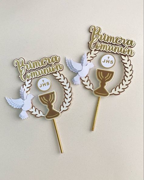 Comunion Cake, Recuerdos Primera Comunion Ideas, Communion Cake Topper, Confirmation Party, Handmade Cake Topper, Trophy Design, Communion Cakes, Paper Flowers Diy, Daughter Of God