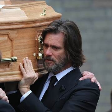 Jim Carrey Carries Ex-Girlfriend's Coffin at Funeral in Ireland Jim Carrey Girlfriend, Old Man Face, Top Drama, Gone Too Soon, Shocking News, Jim Carrey, Eye Opening, Fair Skin, Daily Photo