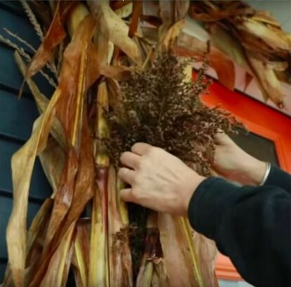 To create an enchanting look for your fall front door decor, all you need are some corn husks. Here's how we created a festive feature for our porch. Outdoor Fall Decor With Cornstalks, Fall Corn Stalk Decor Front Porches, Corn Stalks Front Porch Fall Decorating, Fall Decorating With Corn Stalks, Corn Husk Porch Decor, Corn Shocks Front Porches, Decorating With Corn Stalks Porches, Corn Husks Front Porch, Corn Stocks On Porch