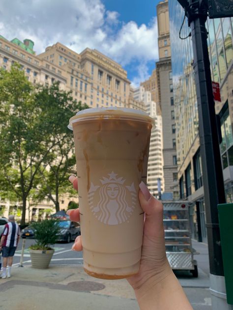 New York- Caramel Macchiato Starbucks New York Starbucks, Caramel Macchiato Starbucks, Starbucks Aesthetic, Starbucks Caramel, How To Order Starbucks, New York Food, Caramel Macchiato, Nova York, Starbucks Drinks