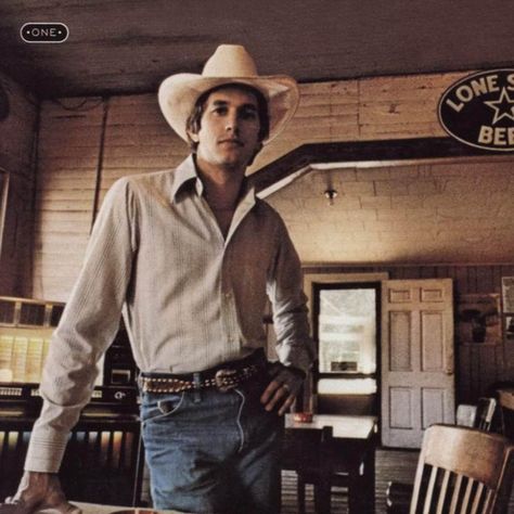 23 Country Songs From The '90s That You Still Know By Heart  oh my look how cute george looks!! Young George Strait, King George Strait, Texas Forever, Florida Georgia Line, Country Music Artists, Honky Tonk, George Strait, Country Stars, Country Artists