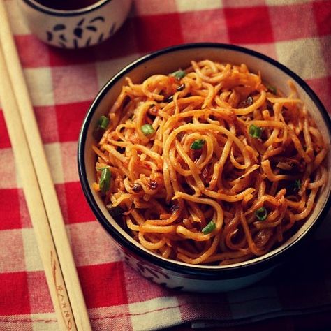 Veg Chowmein, Continental Dishes, Szechuan Noodles, Schezwan Noodles, Stir Fried Vegetables, Noodles Spicy, Maggi Recipes, Processor Recipes, Schezwan Sauce