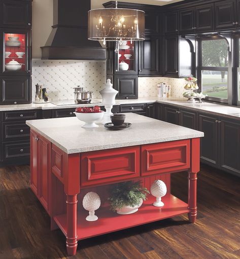 12 Kitchen Cabinet Color Combos That Really Cook Warm up your kitchen cabinets with a two-tone scheme Bright Red + Midnight Black: This dramatic kitchen by KraftMaid feels balanced thanks to a pairing... Kitchen Cabinets Color Combination, Red Cabinets, Kitchen Unit, Kabinet Dapur, Two Tone Kitchen, New Kitchen Cabinets, Kitchen Cabinet Colors, Kitchen Decorating, Red Kitchen