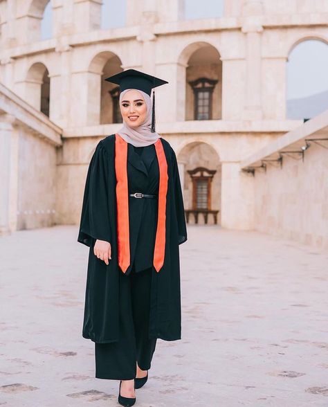 Suit Graduation Pictures Women, Graduation Pictures Women, Graduation Outfit Ideas University Hijab, Muslim Graduation Outfit, Graduation Pictures Hijab, Convocation Outfit Graduation, Outfit Ideas University, Convocation Outfit, Suit Graduation