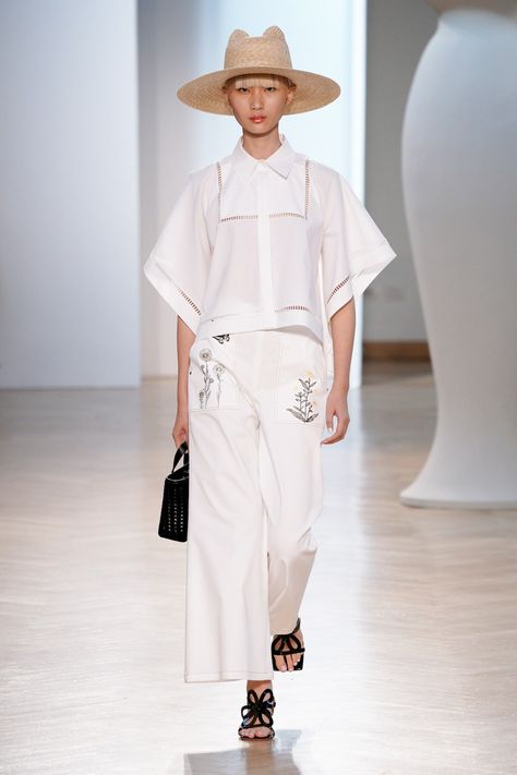 Vivetta Spring 2020 Ready-to-Wear Collection - Vogue Spring Fashion Chic, Tailoring Details, Korean Fashion Online, Couture Design, Woman Outfit, Linen Fashion, Vogue Russia, Couture Tops, Spring Fashion Trends