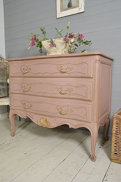 Modern Vintage Bedroom Pink, Baby Pink Chest Of Drawers, Coquette Chest Of Drawers, French Style Home Interior, French Style Bedroom Vintage, Chest Of Drawers Ideas, Blush Furniture, Bedroom Inspirations Vintage, Vintage Pink Bedroom