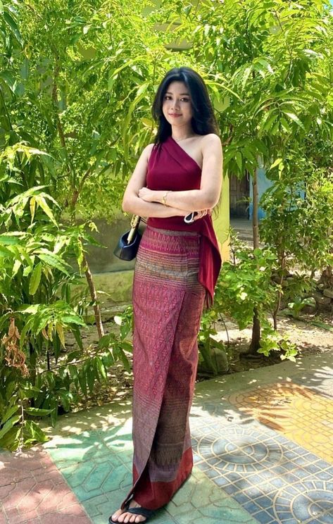 Thai Traditional Dress Modern, Thai Dress Modern, Thai Outfits Modern, Thai Fashion Modern, Dress For Graduation University, Kebaya Thailand, Burma Clothing, Nepali Fashion, Burmese Outfit