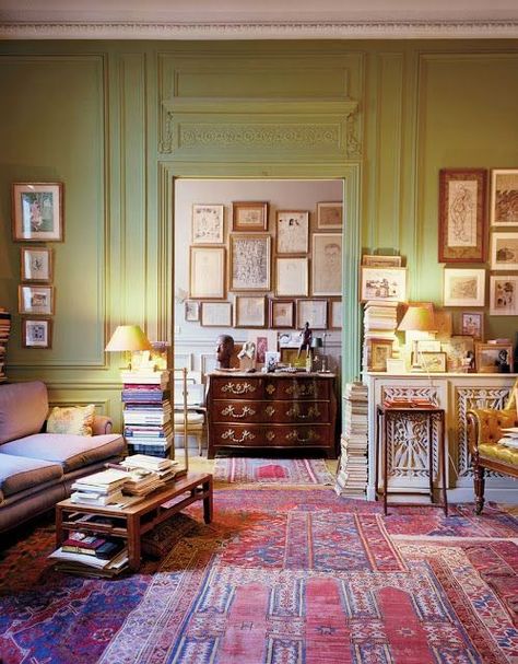 Eye For Design: Decorate In Ivy League Preppy Style Wes Anderson Decor, Estilo Ivy League, Estilo Ivy, Green Walls, Parisian Apartment, Open Door, Miami Design, Home Library, Wall Color