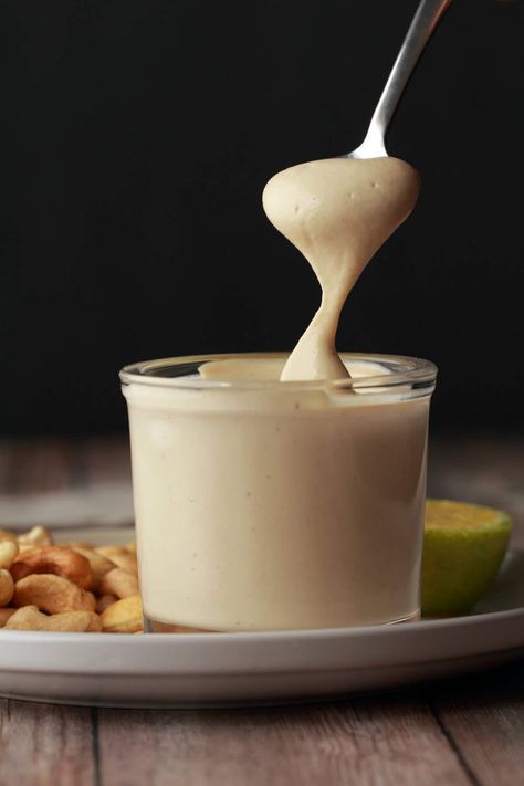 Creamy, tangy and perfect vegan sour cream! An ideal replacement for 'regular' sour cream, perfect for use wherever a sour cream is needed. #vegan #dairyfree | lovingitvegan.com Vegan Dip Recipes, Vegan Salad Dressing Recipes, Vegan Sauce Recipes, Corn Rice, Black Beans Corn, Vegan Salad Dressing, Vegan Burrito, Vegan Dip, Vegan Sour Cream