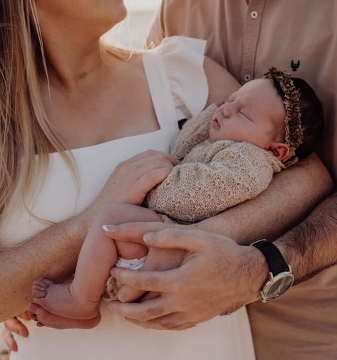 Baby Cayla🧸 This time of the year is perfect for outdoor newborn sessions, it’s not too cold, the sunsets are early & the sky is beautiful. If you’re not into the studio newborn vibes, then outdoor sessions might be just what you’re looking for! #perthlifestylephotographer #perthmums #maternity #perthmaternityphotographer #perthmaternityphotography #perthmaternityphotos #perthmaternityshoot #sunset #sunsetphotoshoot #perthpregnancyphotographer #perthisok #perthlife #locationsession #naturall... Newborn Family Pictures Outdoor, Summer Newborn Pictures, Newborn Family Photos Outdoor, Outdoor Newborn Photography Family, Outdoor Family Photos With Baby, Newborn Outdoor Photoshoot, Outdoor Baby Pictures, Newborn Photography Outdoor, Outdoor Newborn Session