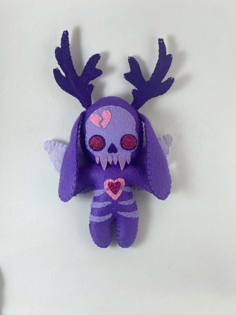 "I made this wolpertinger with wool blend, glitter and acrylic felt, assorted glass beads and polyester stuffing. Aluminum wire in the antlers. Measures approximately 9\"x6\" Please note: This is an art doll. It is not meant for children or pets." Masamichi Yaga, Diy Plush, Diy Plush Dolls, Horror Dolls, Felt Monster, Goth Horror, Felt Crafts Patterns, Monster Dolls, Felt Brooch