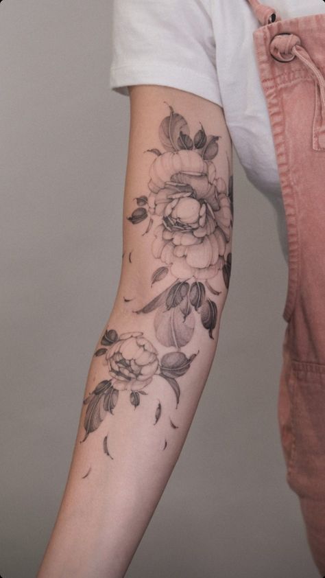 Tattoo Hairline, Hairline Tattoo, Hairline Tattoos, Face Tattoos For Women, Tattoo Shading, Beautiful Flower Tattoos, Flower Tattoo Arm, Floral Tattoo Sleeve, Geniale Tattoos