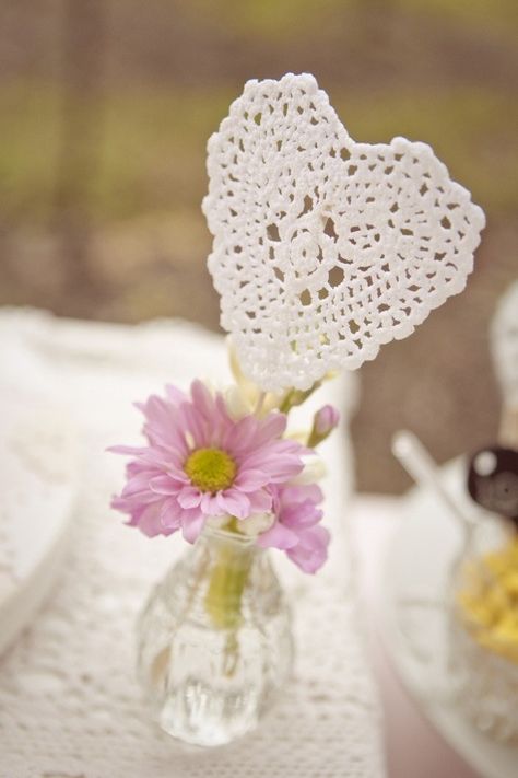 Doily heart Crochet Wedding Favours, Doilies Crafts, Crochet Wedding, Crochet Heart, Arte Floral, Love Crochet, Crochet Home, Thread Crochet, Crochet Motif