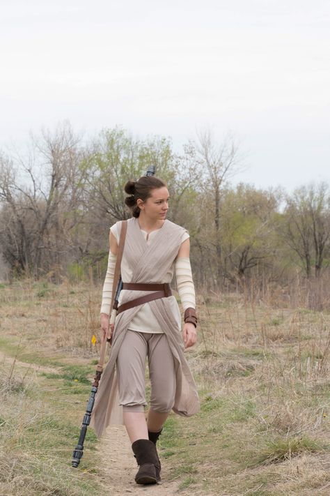 Rey Star Wars Costume, Daisy Ridley Star Wars, Disfraz Star Wars, Rey Costume, Never Tell Me The Odds, Star Wars Halloween Costumes, Costume Ideas Diy, Cosplay Wedding, Men's Costumes