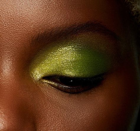 Simple Makeup Looks Green Eyes, Beauty Bay Earthy Palette Looks, Green And Silver Eyeshadow, Tiana Makeup Look, Green Outfit Makeup, Lime Green Makeup Look, Isa Photoshoot, Lime Green Eyeshadow, Winx Faries