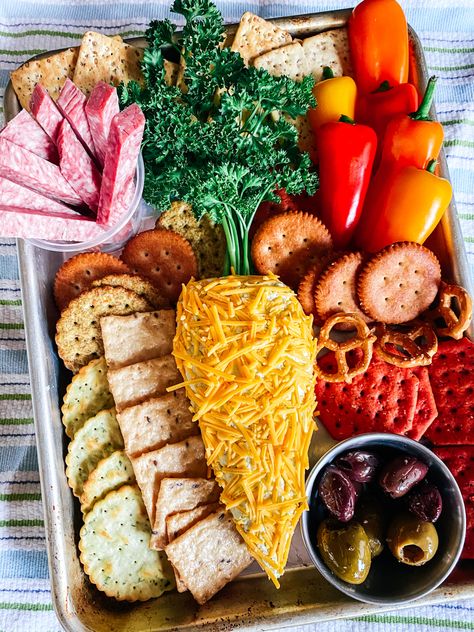 Vegetarian Easter Meal Ideas, Easter Meat Dishes, Easter Cheeseball, Easter Appetizers Ideas, Easter Themed Food, Carrot Cheese Ball, Bunny Charcuterie, Easter Charcuterie Board Ideas, Easter Cheese Ball