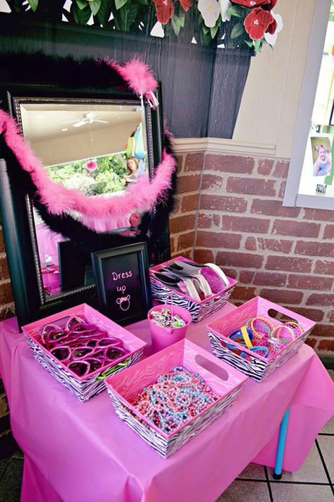 Minnie Mouse Birthday Party! Dress-up station with bracelets, Minnie hats, feather boas, necklaces, sunglasses! Cute Idea! www.thatpartychick.net Barbie Paris, 4de Verjaardag, Barbie Party Decorations, Barbie Theme Party, Wrap Tutorial, Spa Birthday, Pamper Party, Barbie Birthday Party, Barbie Theme