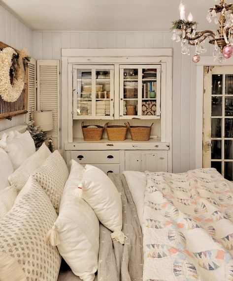 Small Cottage Interiors Bedroom, Hutch In Bedroom, Christmas Decor Bedroom Ideas, Winter Wonderland Bedroom, Rustic Cottage Bedroom, Bedroom Christmas Decorations, Christmas Decor Bedroom, Wonderland Bedroom, Small Cottage Interiors