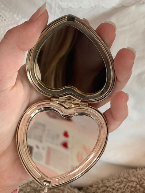 Aesthetic Stuff To Buy, Cute Compact Mirror, Penyimpanan Makeup, Stuff To Buy, Dream Items, Heart Mirror, Vintage Americana, Aesthetic Stuff, Girly Accessories