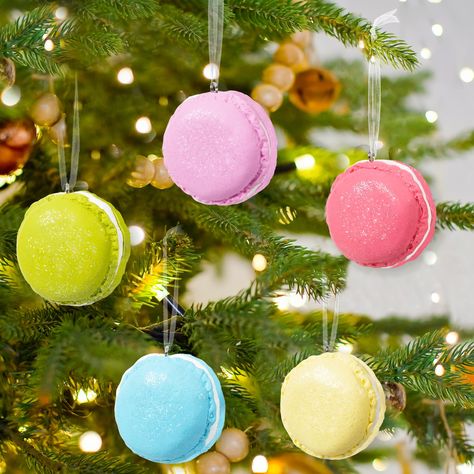 Pastel Christmas Tree Decorations, Candy Land Theme Christmas Tree, Macaron Ornaments, Candyland Christmas Decor, Candyland Christmas Decorations, Candyland Tree, Macaron Christmas, Christmas Decor Party, Candyland Christmas Tree