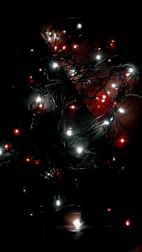 Goth Christmas Aesthetic Wallpaper, Alt Christmas Wallpaper, Grunge Christmas Wallpaper, Emo Christmas Wallpaper, Night Christmas Aesthetic, Emo Christmas Aesthetic, Grunge Christmas Aesthetic, Creepy Christmas Wallpaper, Spooky Christmas Aesthetic