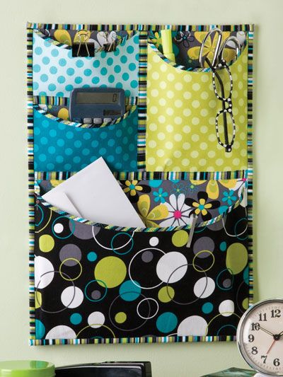 Four-Pocket Organizer Quilt Pattern Download from e-PatternsCentral.com -- Tidy your personal work space while adding a bright splash of color! Projek Menjahit, Sew Ins, Costura Diy, Pocket Organizer, Creation Couture, Sewing Rooms, Diy Couture, Fabric Projects, Diy Organization