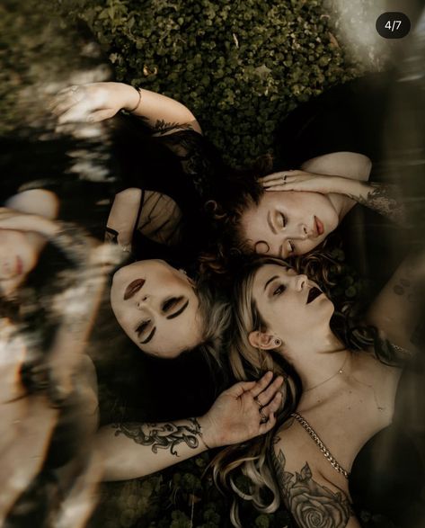 Group Spooky Photoshoot, Witchy Family Photoshoot, Halloween Group Photoshoot Ideas, Witch Friend Photoshoot, Sister Halloween Photo Shoot, Three Witches Photoshoot, Witch Coven Photoshoot Group, Witch Photoshoot Ideas Group, Witches Photoshoot Ideas