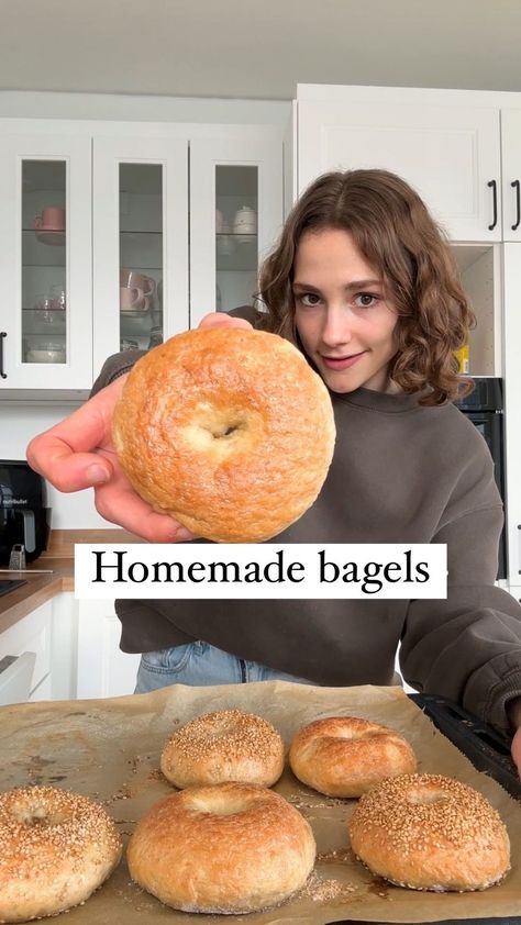 Maya // vegan recipes | HOMEMADE BAGELS 🥯 I love making a batch of bagels every other week and popping them in the freezer to have the best bagels on the hand... | Instagram Making Bagels, Bagel Recipe Easy, Vegan Bagel, Vegan Plan, Masterchef Recipes, Vegan Recepies, Vegetarian Comfort Food, Best Bagels, Mexican Street Food