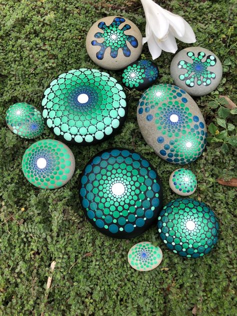 Hand Painted Mandala Stone/rock - Etsy Stone Patio Ideas, Tattoo Plant, Stone Paint, Diy Rock Art, Mandala Painted Rocks, Rock Aesthetic, Stone Patio, Art Pierre, Mandala Rock Art