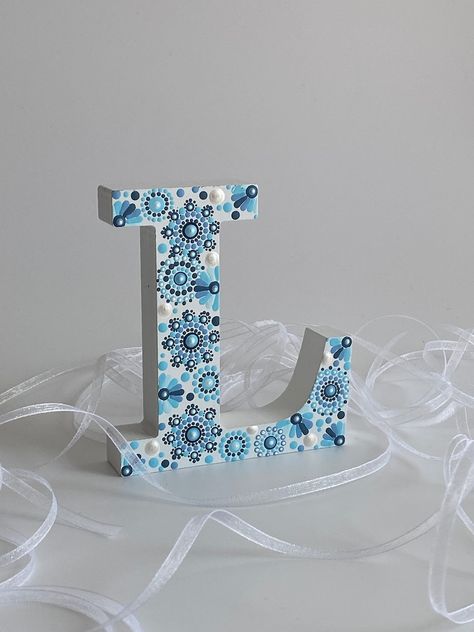 Wooden Letter Decoration Ideas, Letter Painting Ideas Wooden, Wooden Letter Painting Ideas, Wood Letter Painting Ideas, Letter Decoration Ideas, Mandala Letters, Wood Letters Decorated, Painted Stones Ideas, Cement Jewelry